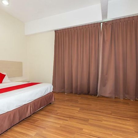Oyo 1158 906 Airport Hotel Malacca Buitenkant foto